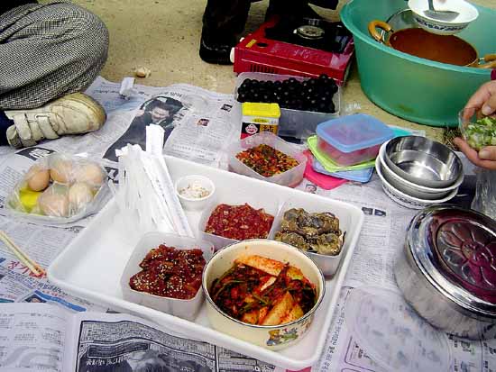 일하다 밥 먹으면 왜 그리 맛있던지요. 지나가는 사람이나 인근에 있는 사람도 꼭 불러서 같이 먹었습니다. 